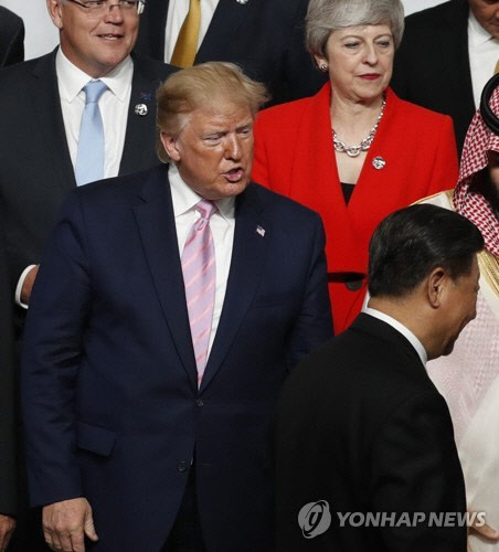 미국과 중국의 갈등은 신종 코로나바이러스 감염증(코로나19)의 확산으로 미국 보건과 경제가 큰 타격을 받자 더 악화하고 있다.     EPA=연합뉴스